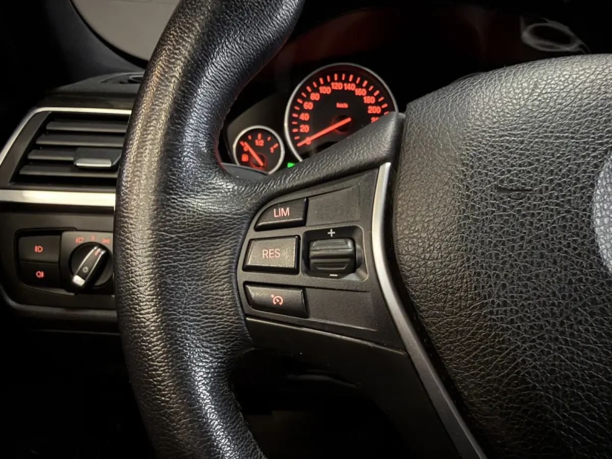 318i High Executive Automaat | Leder | Stoelverwarming | Full LED | NL auto | NAP | Navi | PDC V+A