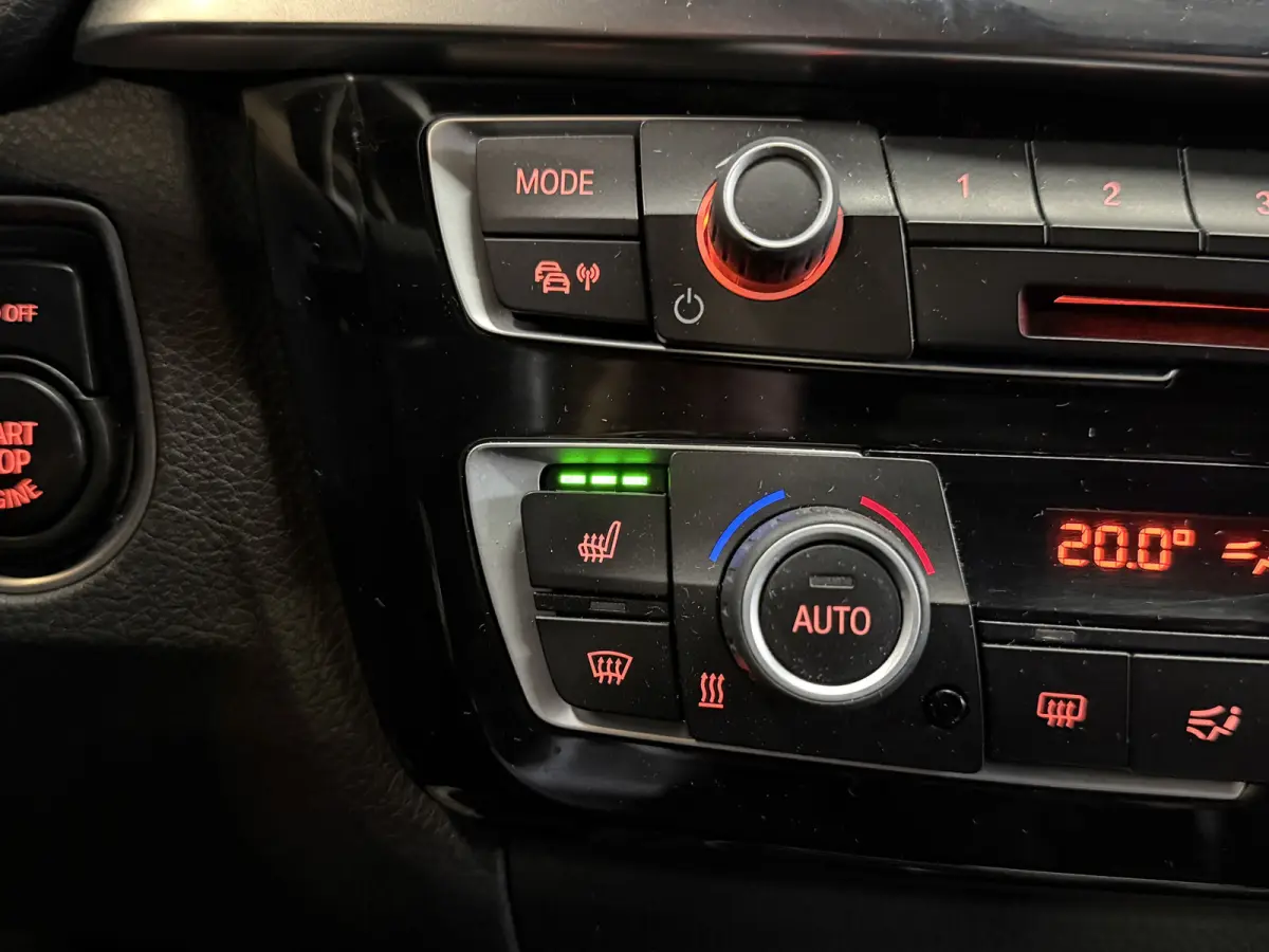 318i High Executive Automaat | Leder | Stoelverwarming | Full LED | NL auto | NAP | Navi | PDC V+A