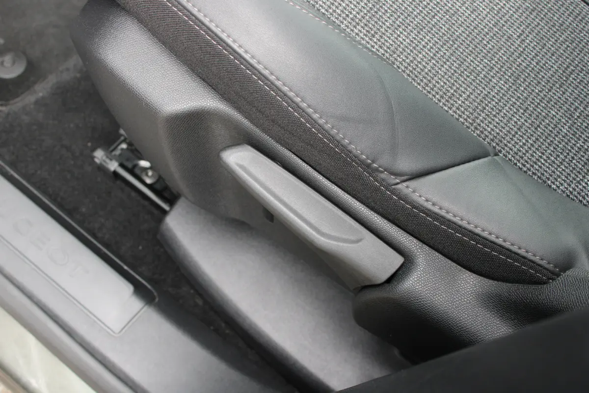 1.2 PureTech Blue Lease Premium Avantage | Automaat | Navigatie | Camera | Apple carplay | Trekhaak | NL auto | 46.000km |
