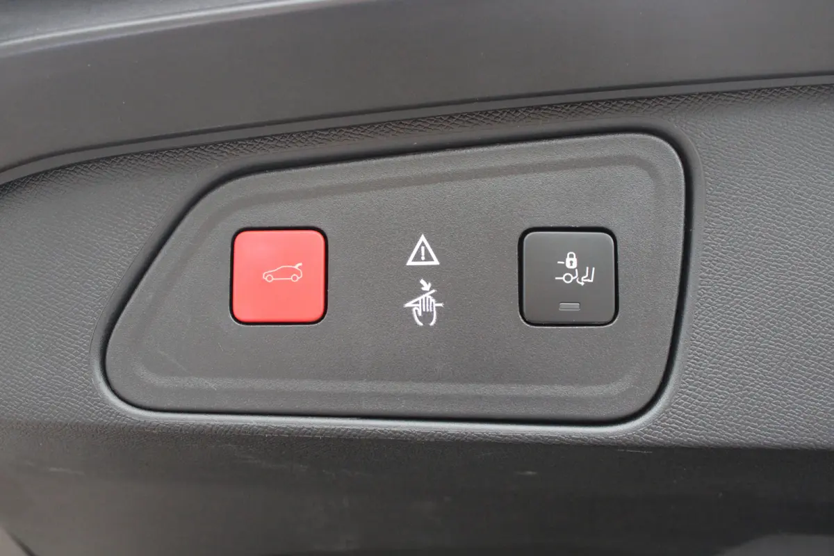 1.2 PureTech Blue Lease Premium Avantage | Automaat | Navigatie | Camera | Apple carplay | Trekhaak | NL auto | 46.000km |