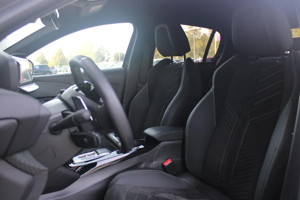 1.2 Hybrid 145PK AUTOMAAT GT PACK | ELEKTRISCH BEDIENBARE BESTUURDERSSTOEL MET MASSAGE FUNCTIE | ALCANTARA BEKLEDING | STOEL VERWARMING | CRUISE CONTROL | DAB+ RADIO | APPLE CARPLAY/ANDROID 