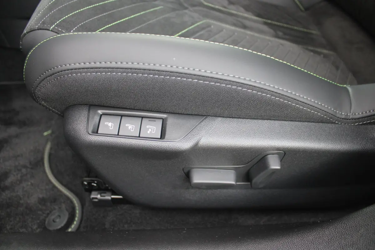 1.2 Hybrid 145PK AUTOMAAT GT PACK | ELEKTRISCH BEDIENBARE BESTUURDERSSTOEL MET MASSAGE FUNCTIE | ALCANTARA BEKLEDING | STOEL VERWARMING | CRUISE CONTROL | DAB+ RADIO | APPLE CARPLAY/ANDROID 