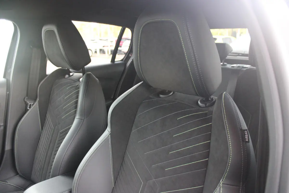 1.2 Hybrid 145PK AUTOMAAT GT PACK | ELEKTRISCH BEDIENBARE BESTUURDERSSTOEL MET MASSAGE FUNCTIE | ALCANTARA BEKLEDING | STOEL VERWARMING | CRUISE CONTROL | DAB+ RADIO | APPLE CARPLAY/ANDROID 