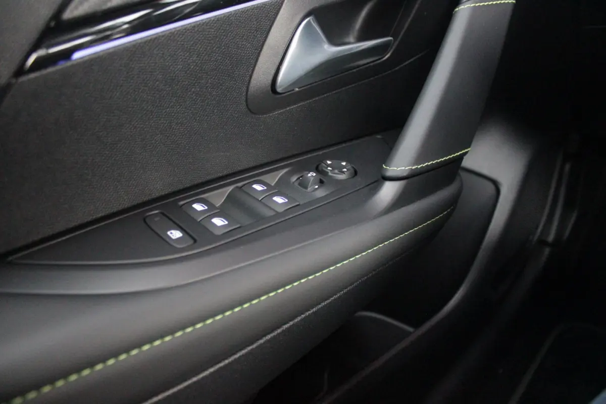 1.2 Hybrid 145PK AUTOMAAT GT PACK | ELEKTRISCH BEDIENBARE BESTUURDERSSTOEL MET MASSAGE FUNCTIE | ALCANTARA BEKLEDING | STOEL VERWARMING | CRUISE CONTROL | DAB+ RADIO | APPLE CARPLAY/ANDROID 