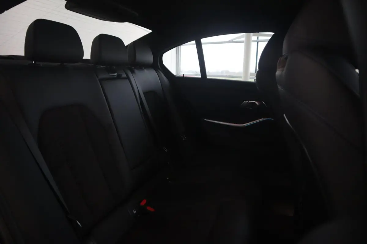320e M-Sportpakket | Comfort Access | Stuurwielrand verwarmd | Camera