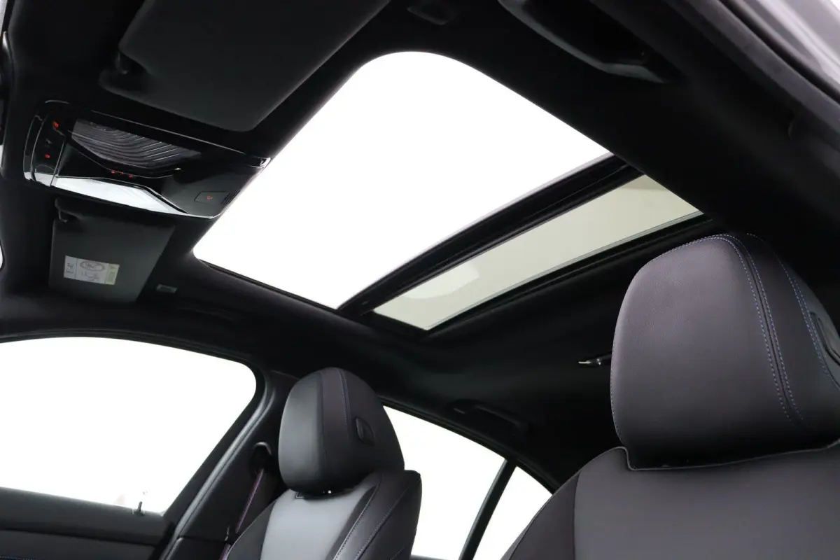 318i | M Sport Pro | Elektrisch Glazen Schuif-/kanteldak | Carbon interieur | HiFi Systeem | Parkeersensoren voor en achter | Adaptive LED Koplampen |