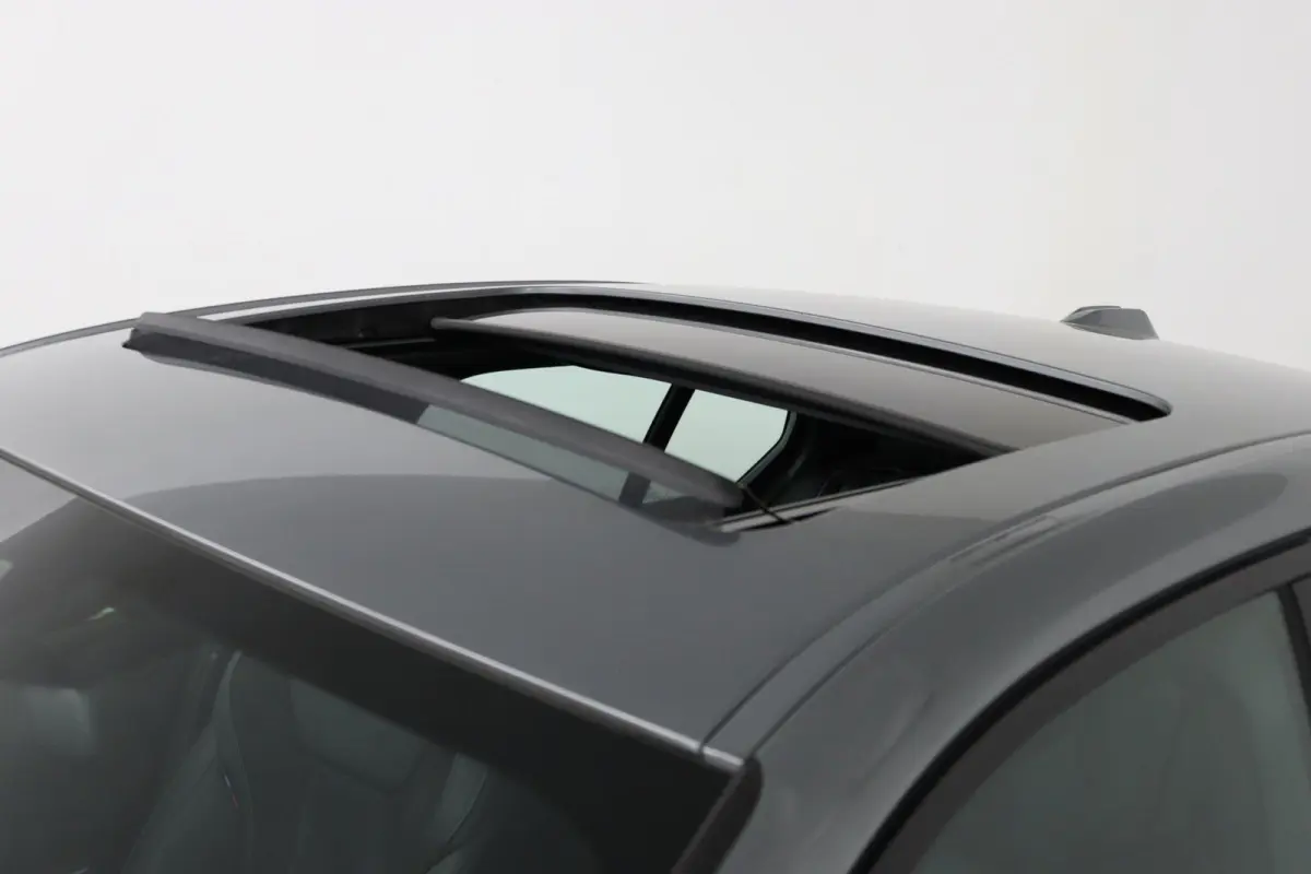 318i | M Sport Pro | Elektrisch Glazen Schuif-/kanteldak | Carbon interieur | HiFi Systeem | Parkeersensoren voor en achter | Adaptive LED Koplampen |