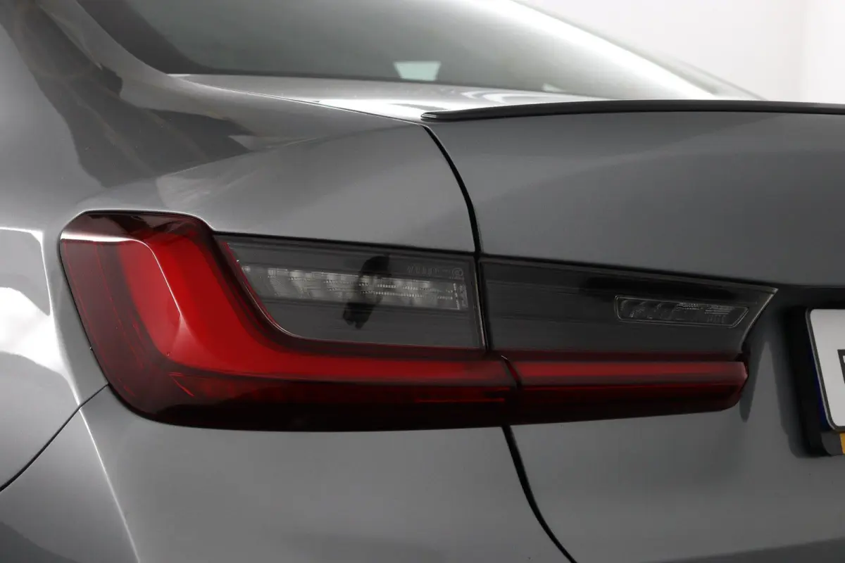 318i | M Sport Pro | Elektrisch Glazen Schuif-/kanteldak | Carbon interieur | HiFi Systeem | Parkeersensoren voor en achter | Adaptive LED Koplampen |