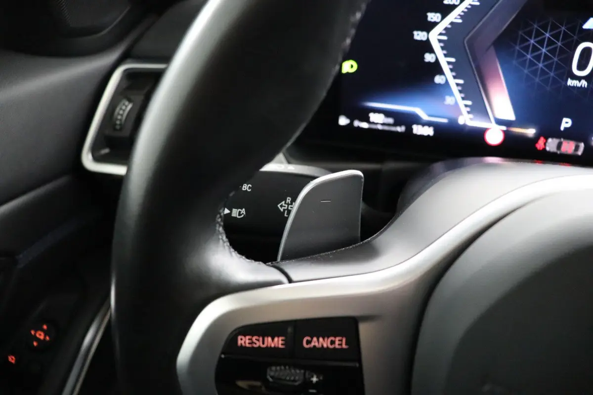318i | M Sport Pro | Elektrisch Glazen Schuif-/kanteldak | Carbon interieur | HiFi Systeem | Parkeersensoren voor en achter | Adaptive LED Koplampen |
