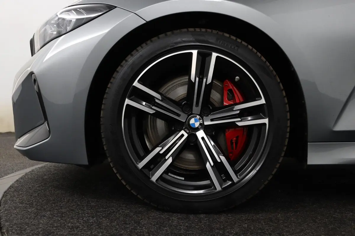 318i | M Sport Pro | Elektrisch Glazen Schuif-/kanteldak | Carbon interieur | HiFi Systeem | Parkeersensoren voor en achter | Adaptive LED Koplampen |