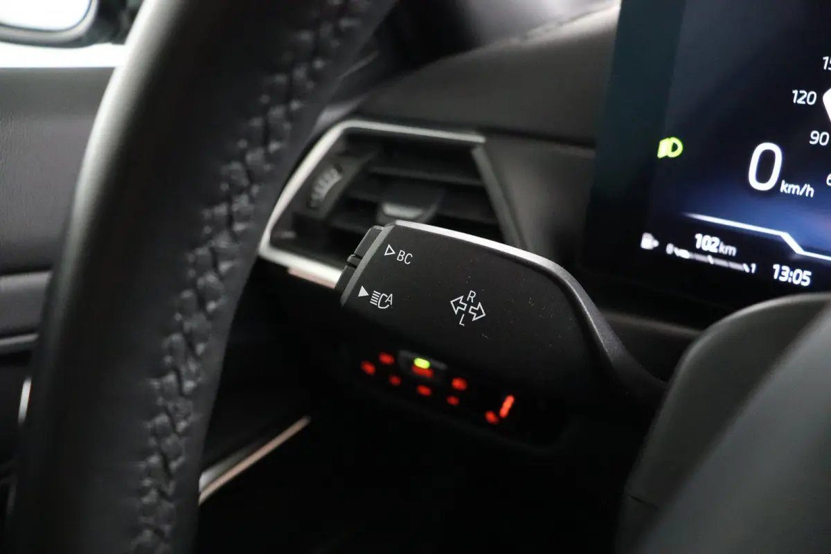 318i | M Sport Pro | Elektrisch Glazen Schuif-/kanteldak | Carbon interieur | HiFi Systeem | Parkeersensoren voor en achter | Adaptive LED Koplampen |