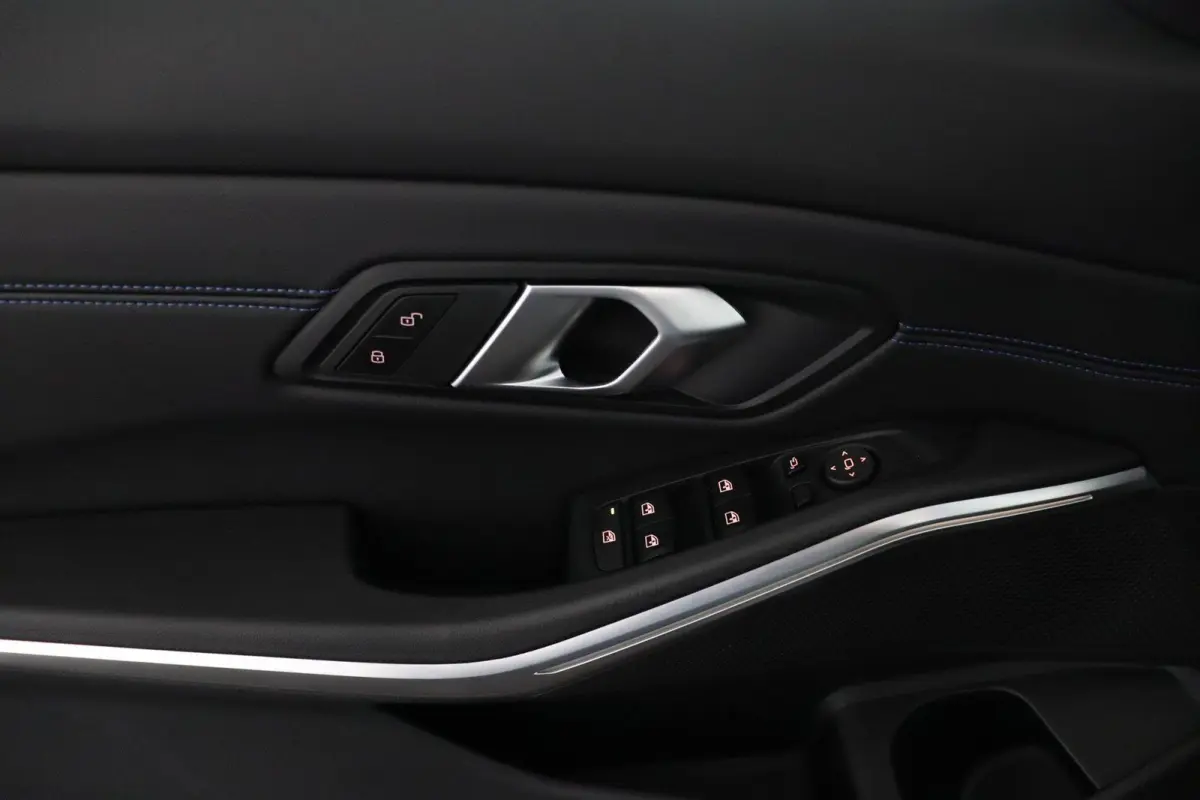 318i | M Sport Pro | Elektrisch Glazen Schuif-/kanteldak | Carbon interieur | HiFi Systeem | Parkeersensoren voor en achter | Adaptive LED Koplampen |