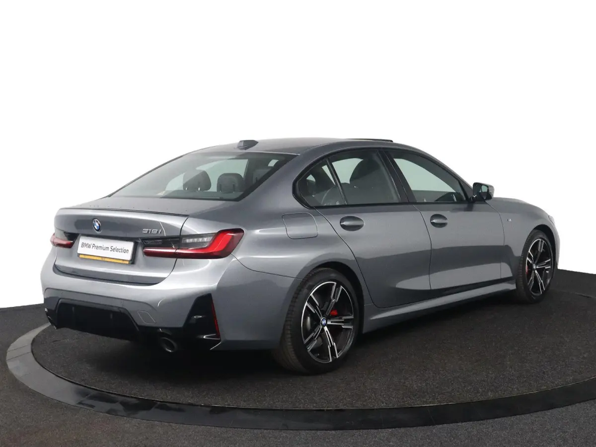 318i | M Sport Pro | Elektrisch Glazen Schuif-/kanteldak | Carbon interieur | HiFi Systeem | Parkeersensoren voor en achter | Adaptive LED Koplampen |