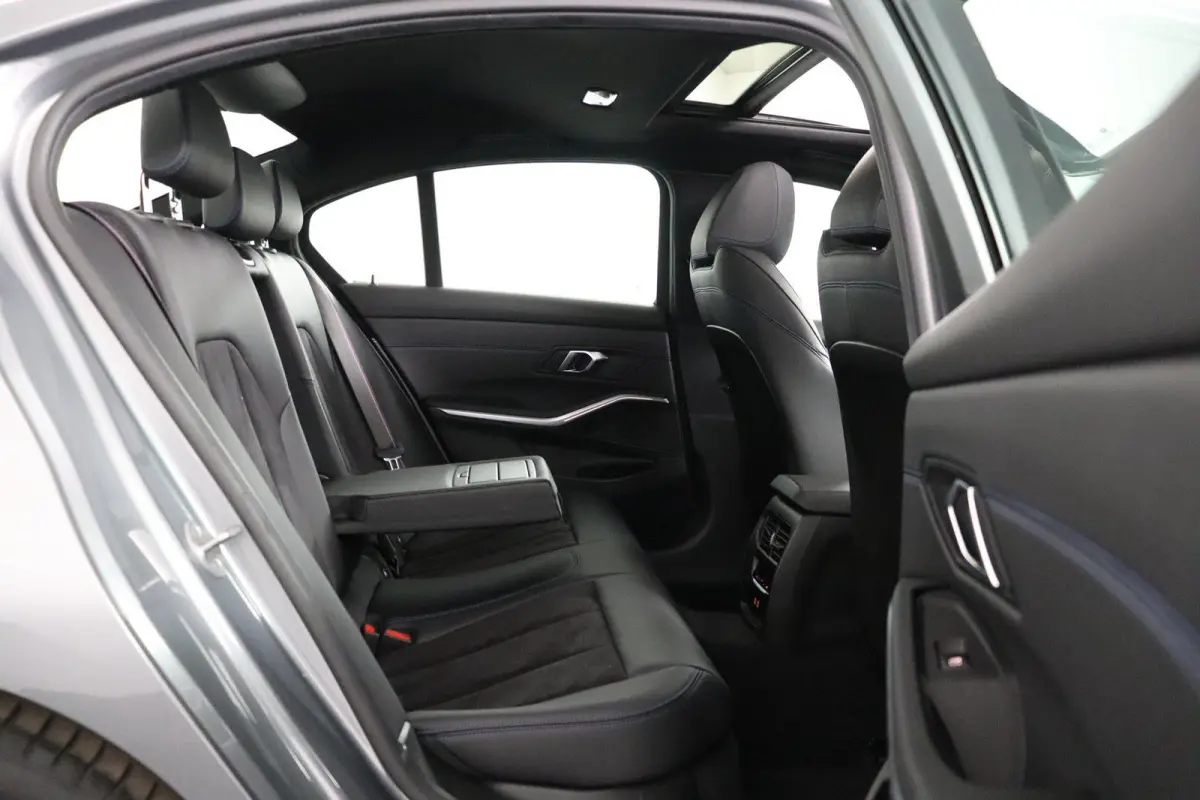 318i | M Sport Pro | Elektrisch Glazen Schuif-/kanteldak | Carbon interieur | HiFi Systeem | Parkeersensoren voor en achter | Adaptive LED Koplampen |