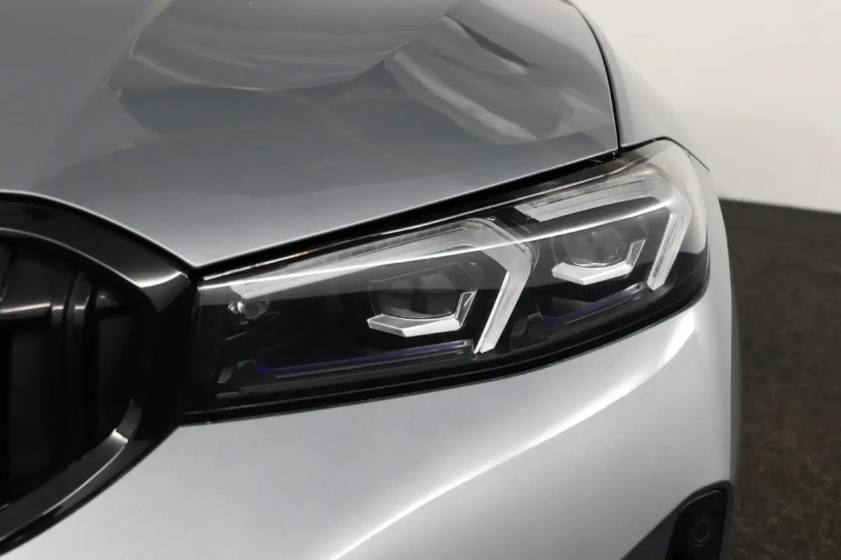 318i | M Sport Pro | Elektrisch Glazen Schuif-/kanteldak | Carbon interieur | HiFi Systeem | Parkeersensoren voor en achter | Adaptive LED Koplampen |