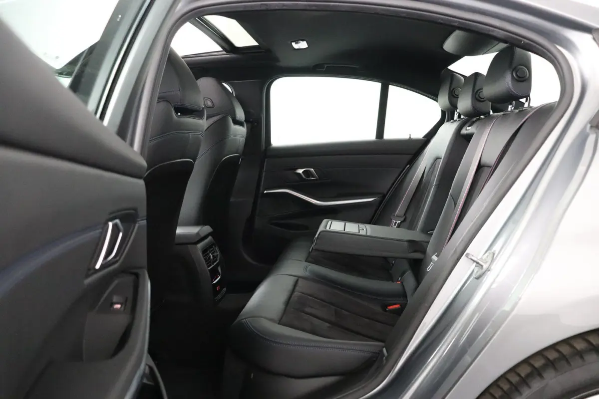 318i | M Sport Pro | Elektrisch Glazen Schuif-/kanteldak | Carbon interieur | HiFi Systeem | Parkeersensoren voor en achter | Adaptive LED Koplampen |
