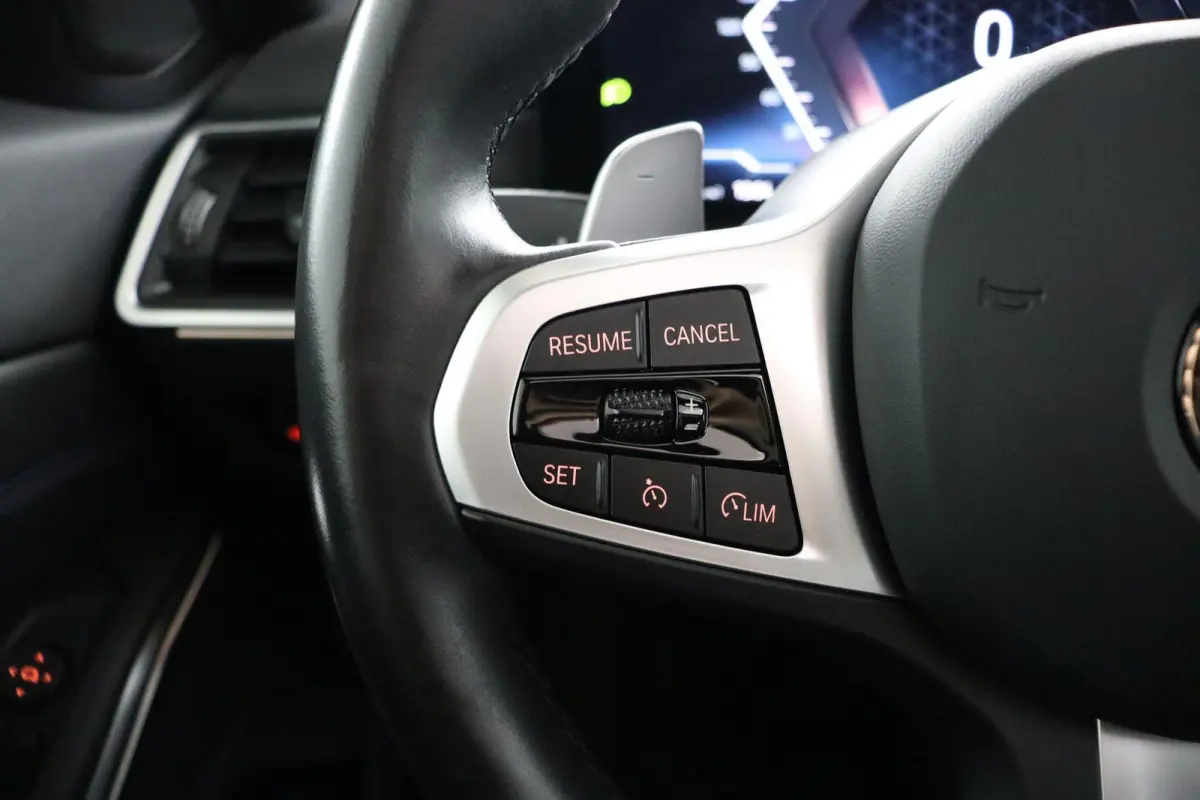 318i | M Sport Pro | Elektrisch Glazen Schuif-/kanteldak | Carbon interieur | HiFi Systeem | Parkeersensoren voor en achter | Adaptive LED Koplampen |