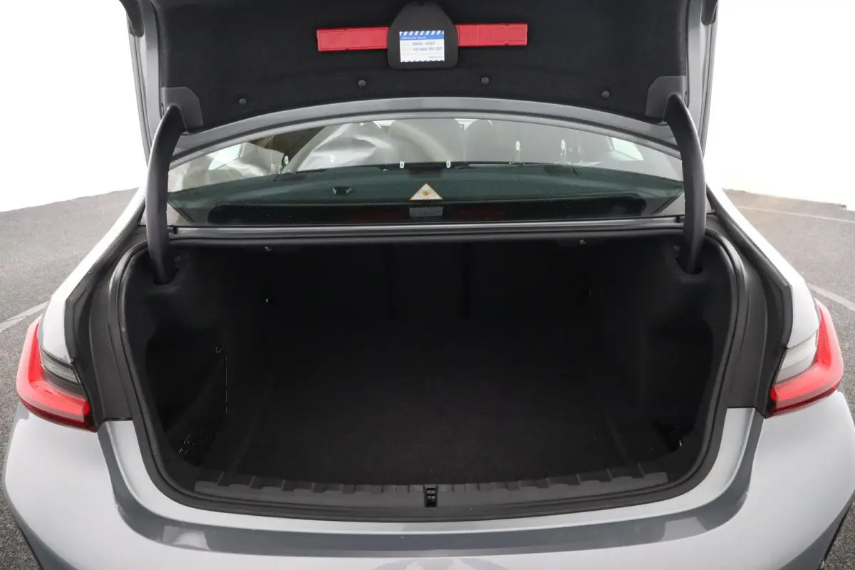 318i | M Sport Pro | Elektrisch Glazen Schuif-/kanteldak | Carbon interieur | HiFi Systeem | Parkeersensoren voor en achter | Adaptive LED Koplampen |