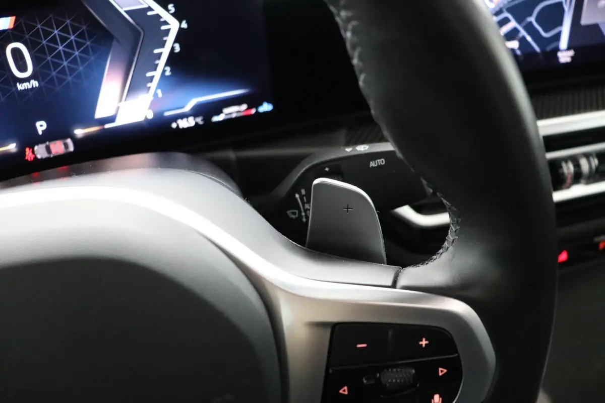 318i | M Sport Pro | Elektrisch Glazen Schuif-/kanteldak | Carbon interieur | HiFi Systeem | Parkeersensoren voor en achter | Adaptive LED Koplampen |