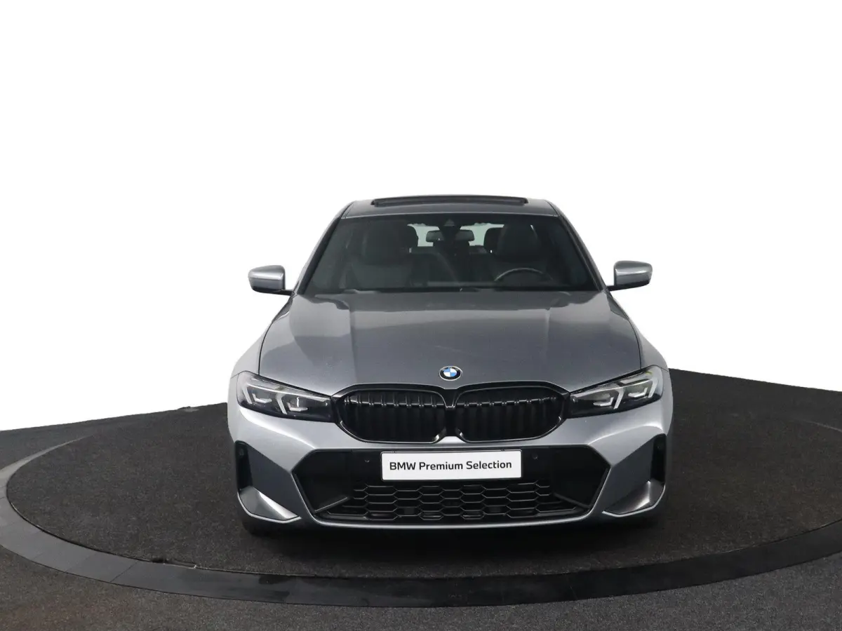 318i | M Sport Pro | Elektrisch Glazen Schuif-/kanteldak | Carbon interieur | HiFi Systeem | Parkeersensoren voor en achter | Adaptive LED Koplampen |