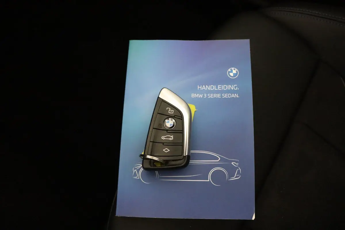 318i | M Sport Pro | Elektrisch Glazen Schuif-/kanteldak | Carbon interieur | HiFi Systeem | Parkeersensoren voor en achter | Adaptive LED Koplampen |