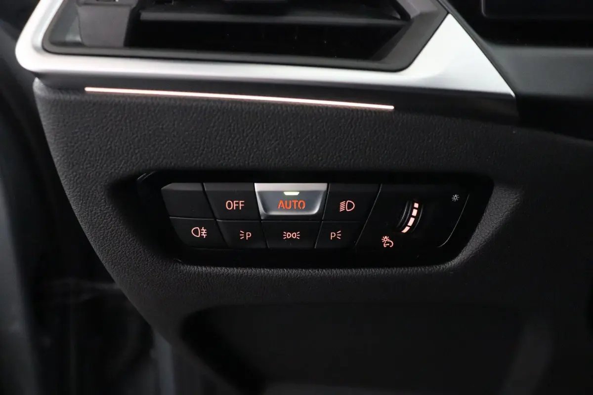 318i | M Sport Pro | Elektrisch Glazen Schuif-/kanteldak | Carbon interieur | HiFi Systeem | Parkeersensoren voor en achter | Adaptive LED Koplampen |