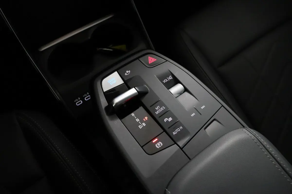 eDrive20 67 kWh | Camera | Parkeersensoren voor en achter | Navigatiesysteem |
