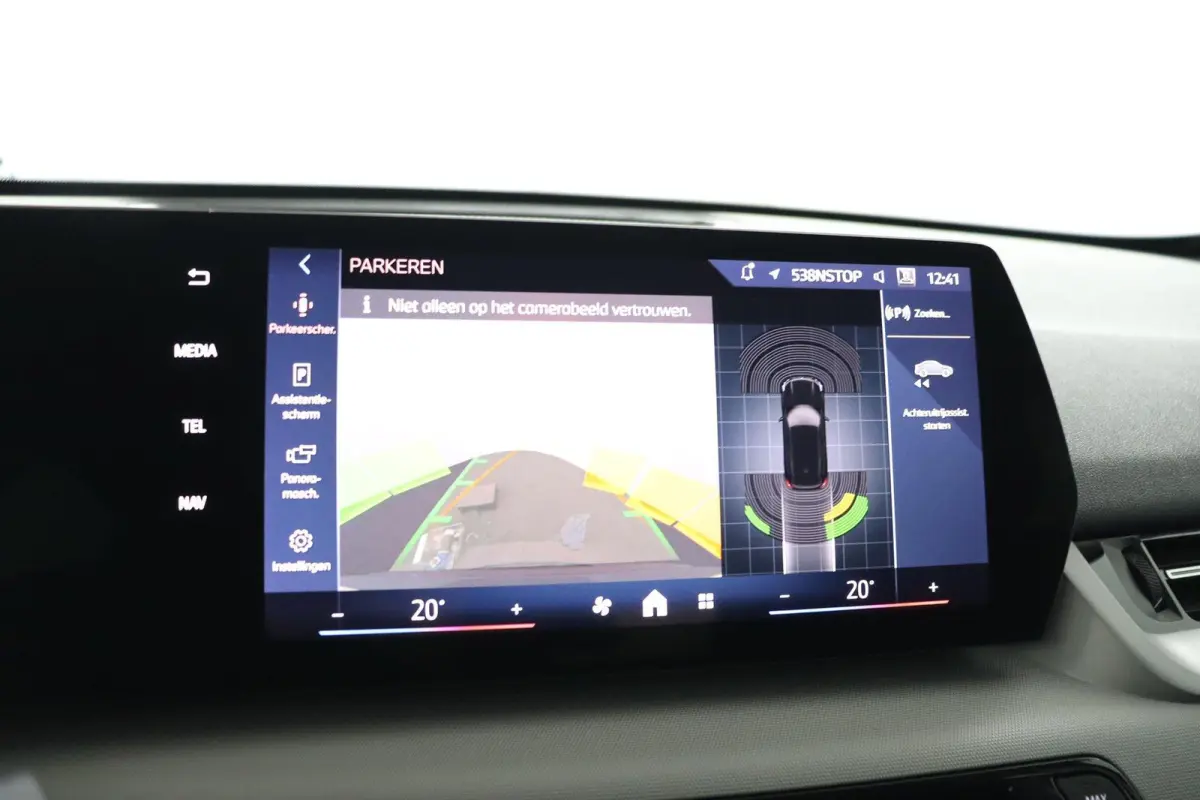 eDrive20 67 kWh | Camera | Parkeersensoren voor en achter | Navigatiesysteem |