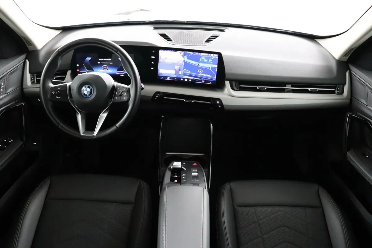 eDrive20 67 kWh | Camera | Parkeersensoren voor en achter | Navigatiesysteem |