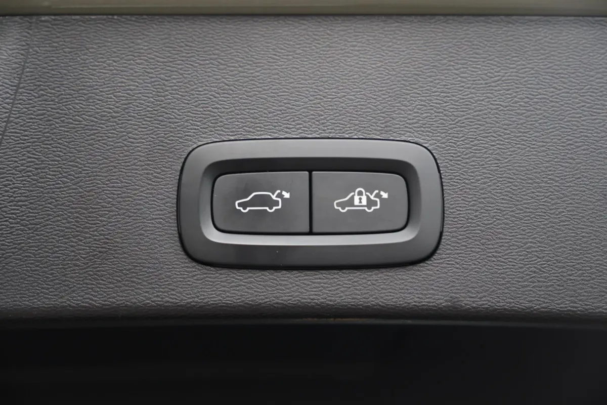 T4 Rechage Plus Dark | Stoelverwarming | Parkeercamera | H/K | Memory seats | Keyless | Glossy Black
