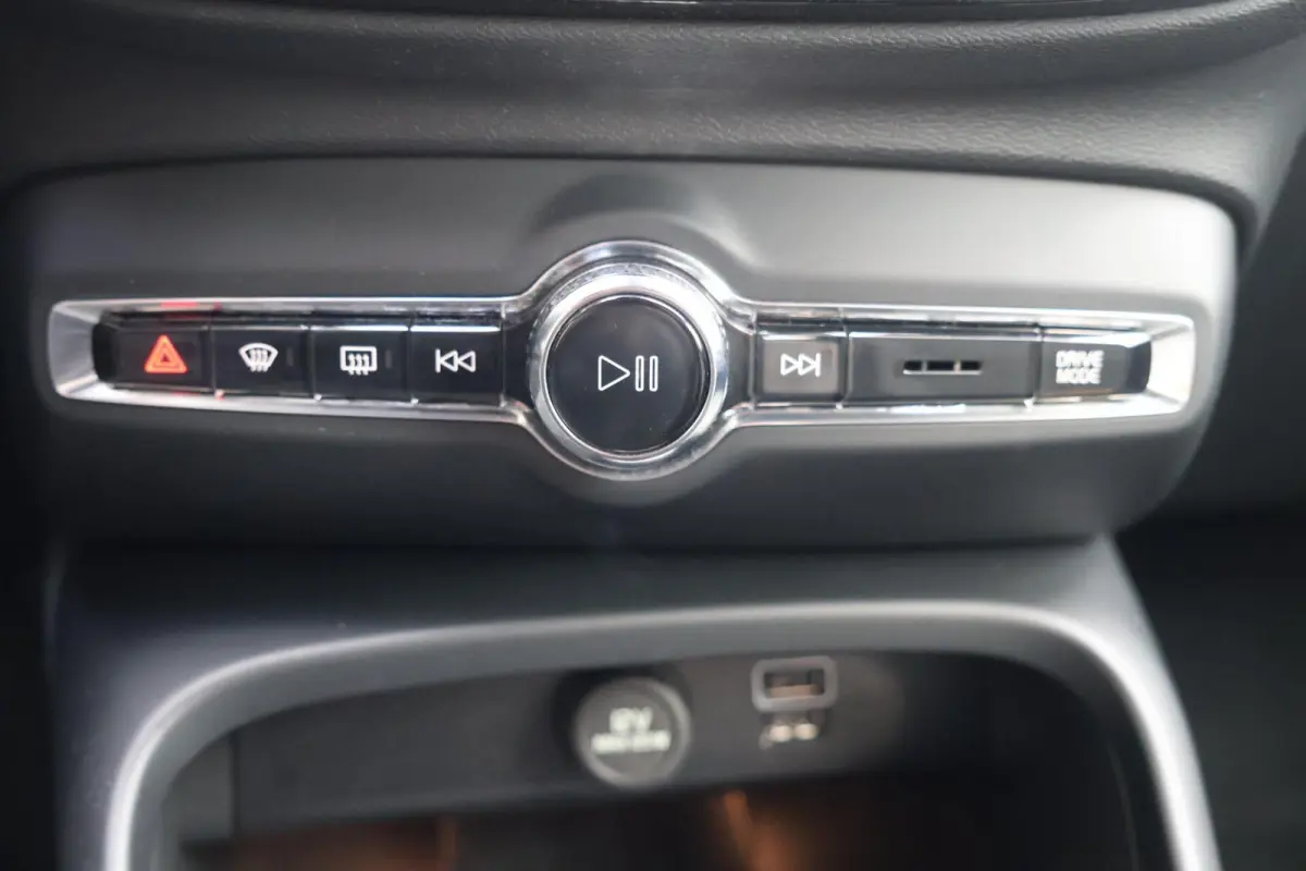 T4 Rechage Plus Dark | Stoelverwarming | Parkeercamera | H/K | Memory seats | Keyless | Glossy Black