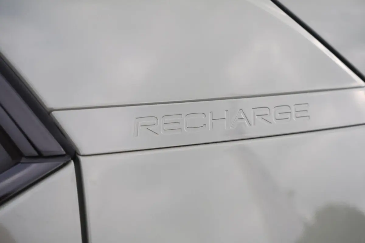 T4 Rechage Plus Dark | Stoelverwarming | Parkeercamera | H/K | Memory seats | Keyless | Glossy Black