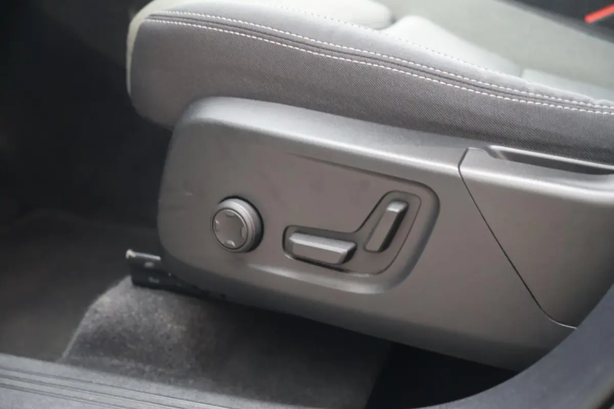 T4 Rechage Plus Dark | Stoelverwarming | Parkeercamera | H/K | Memory seats | Keyless | Glossy Black