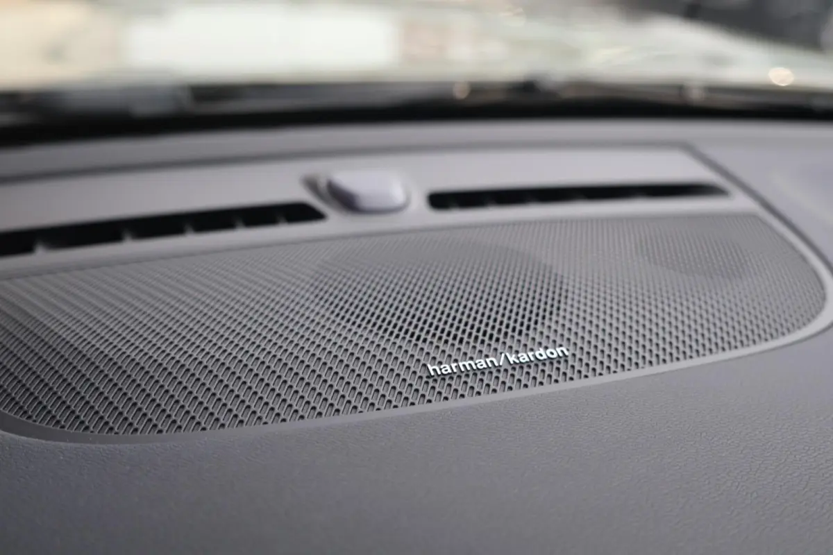 T4 Rechage Plus Dark | Stoelverwarming | Parkeercamera | H/K | Memory seats | Keyless | Glossy Black