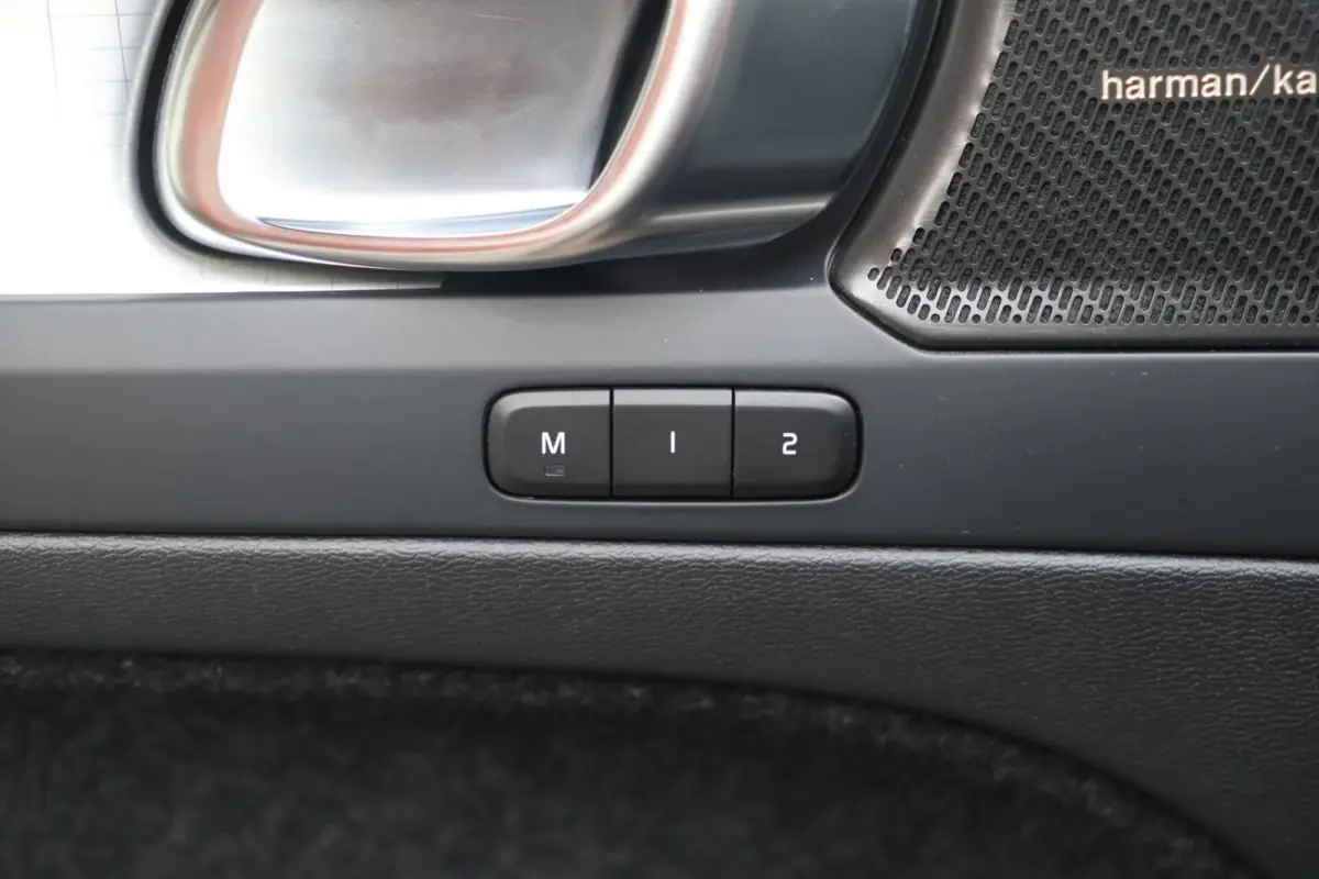 T4 Rechage Plus Dark | Stoelverwarming | Parkeercamera | H/K | Memory seats | Keyless | Glossy Black