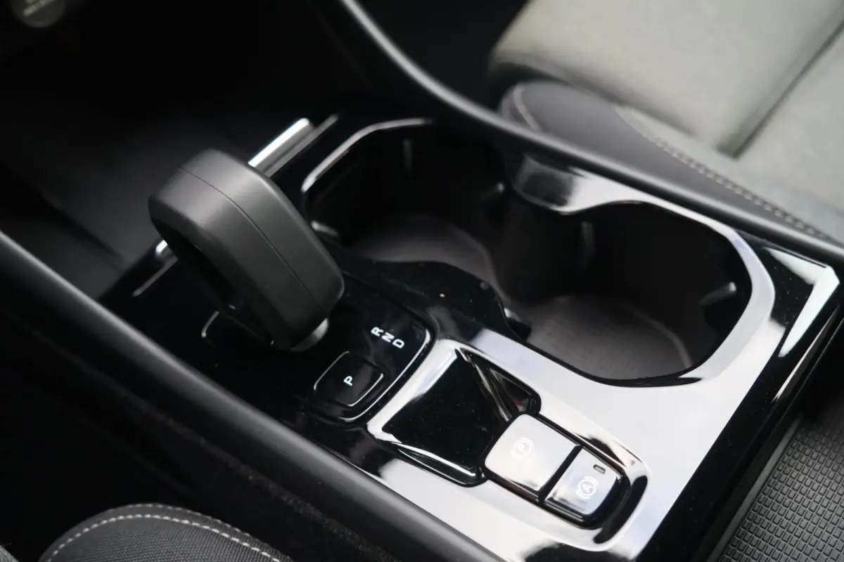 T4 Rechage Plus Dark | Stoelverwarming | Parkeercamera | H/K | Memory seats | Keyless | Glossy Black