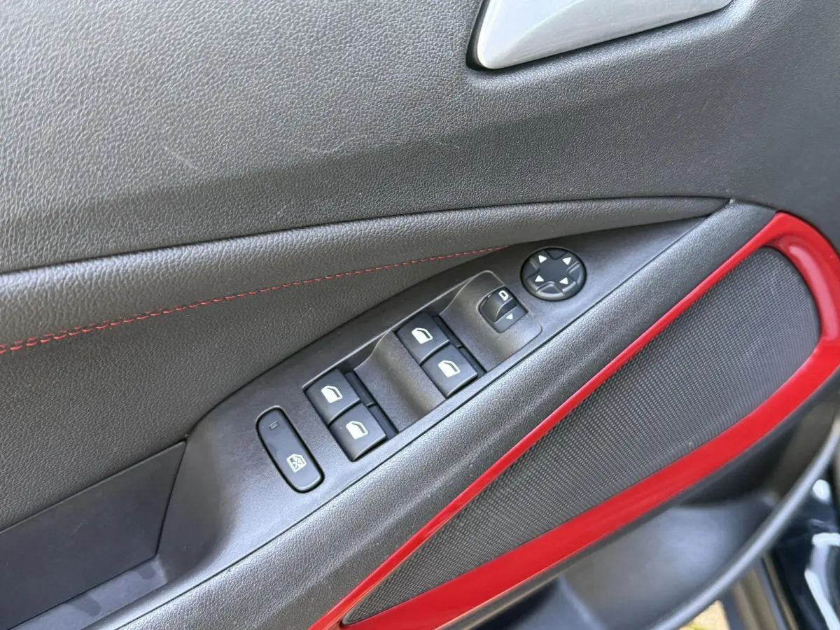 1.2 Turbo GS Line | Stoel/ stuurverwarming | Navigatie | Airco | Apple Carplay/Android Auto | PDC + Camera |