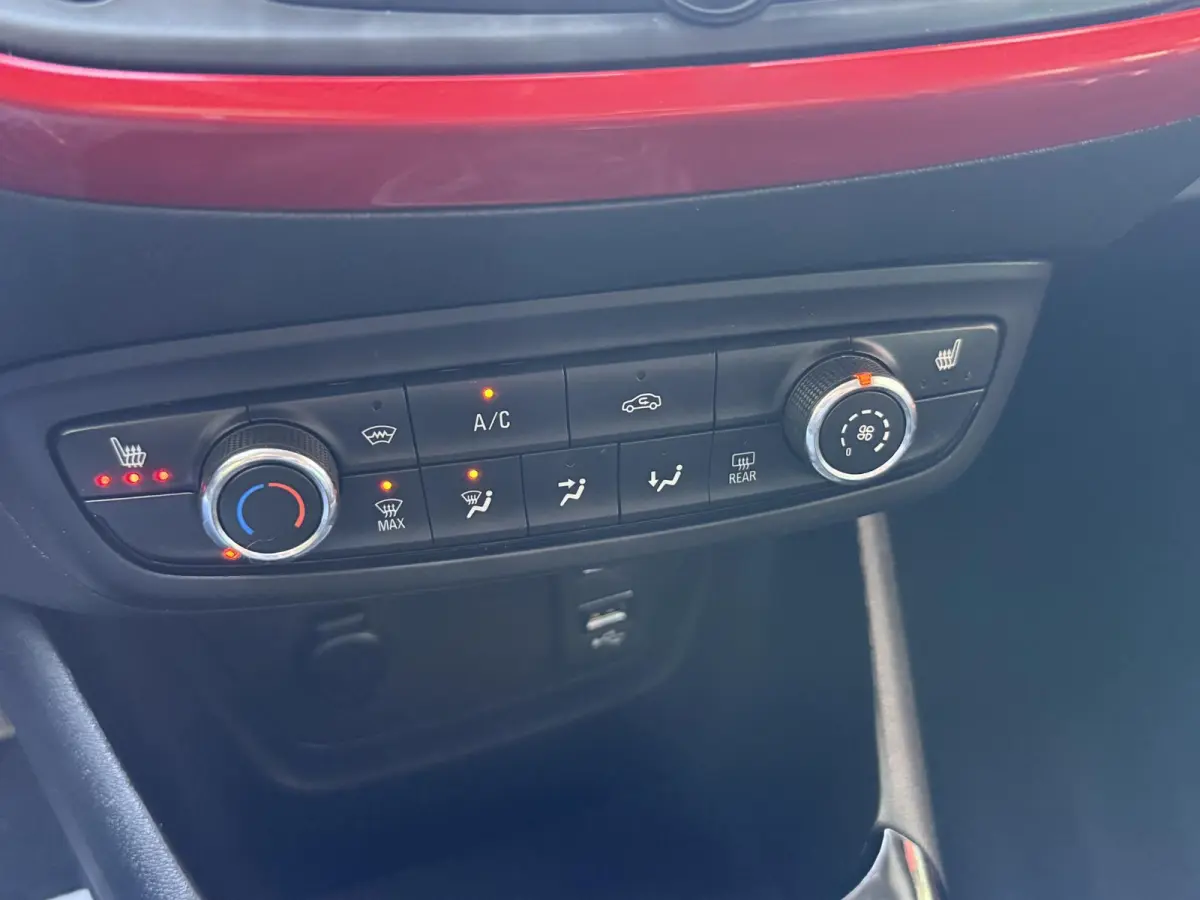 1.2 Turbo GS Line | Stoel/ stuurverwarming | Navigatie | Airco | Apple Carplay/Android Auto | PDC + Camera |