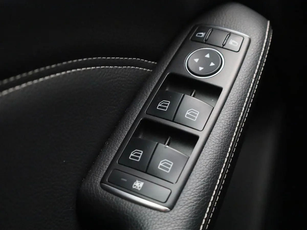 180 Ambition | STOELVERWARMING | NAVIGATIE | CRUISE CONTROL | PARKEERSENSOREN | LED |