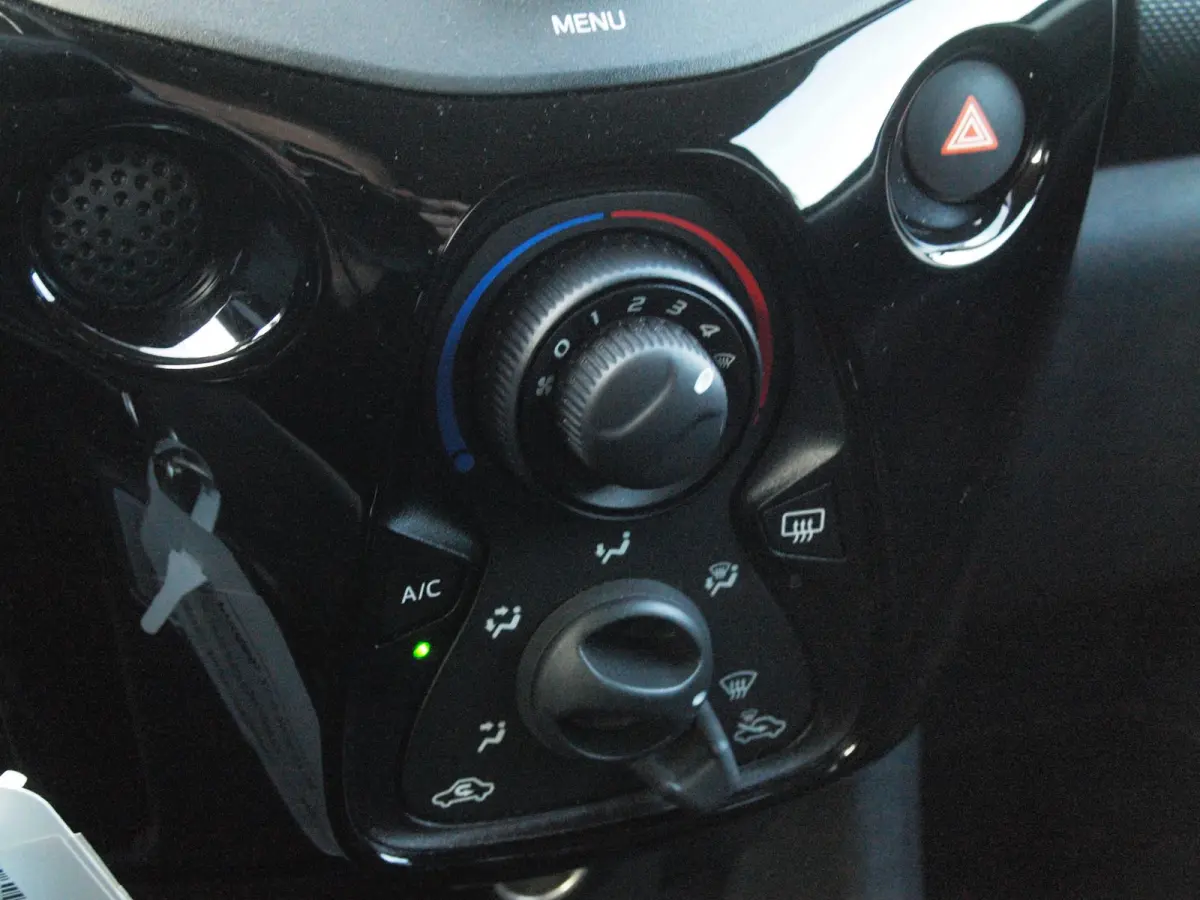 1.0 VTi Feel | Airco | 5-deurs | DAB | Dealeronderhouden | NL-Auto |