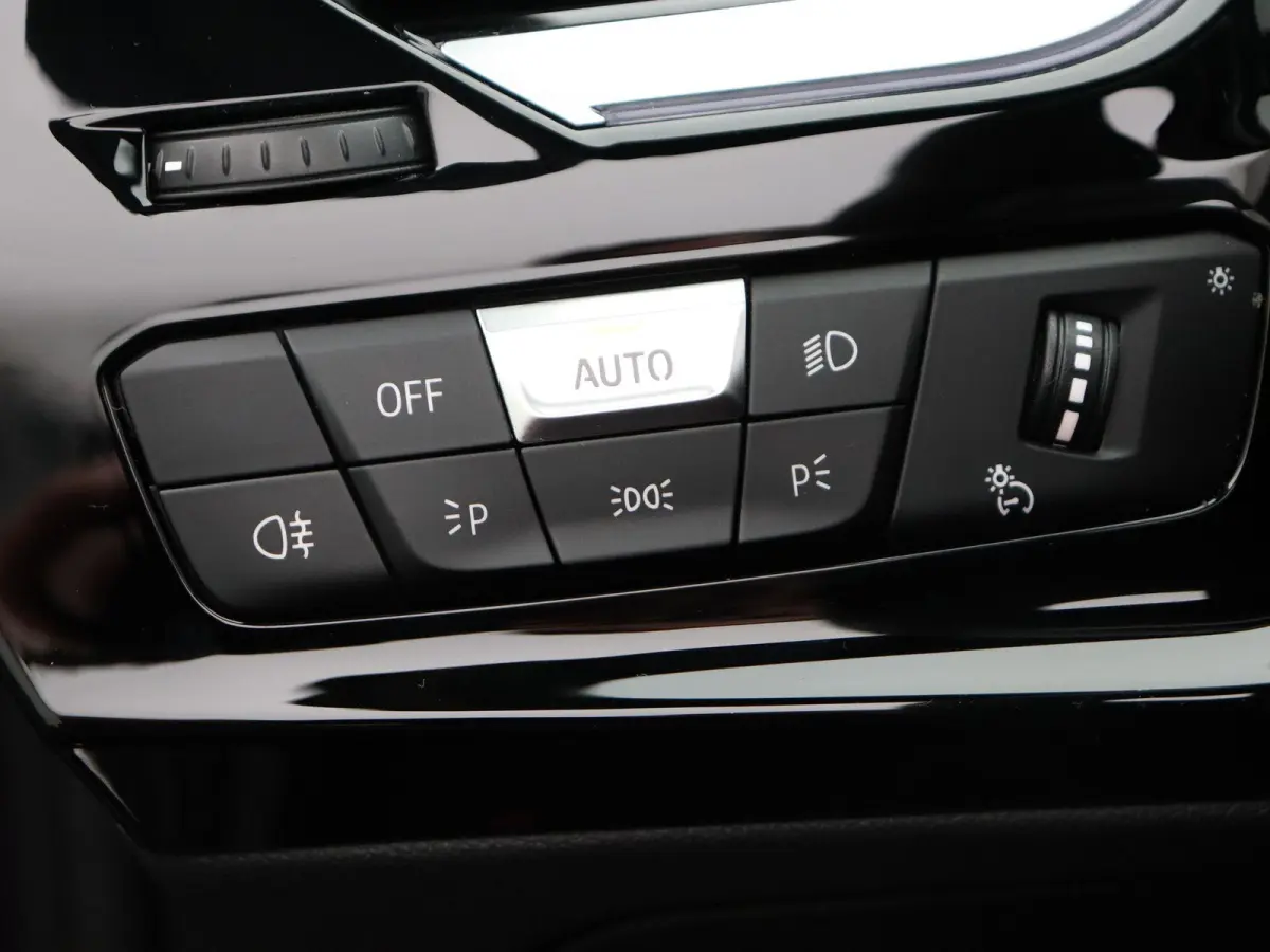 M40i High Executive | Comfort Access | Achteruitrijcamera | Elektrisch verwarmde voorstoelen | Parking Assistant | Active Cruise Control | Harman Kardon | 19/20 ''