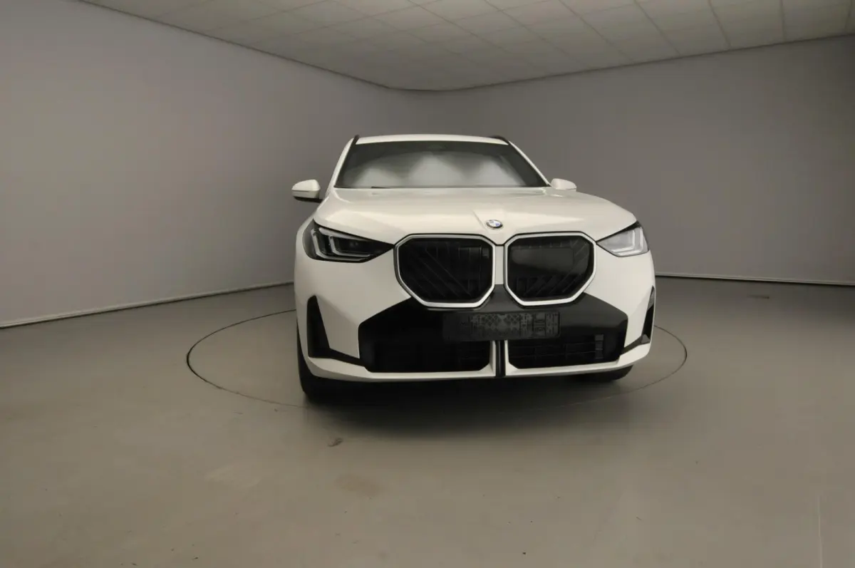 20d xDrive | M-Sportpakket | LED | HUD | Active cruise | Trekhaak | Elektr. zetels | Keyles go | DAB | Harman-kardon sound | Alu 20 inch