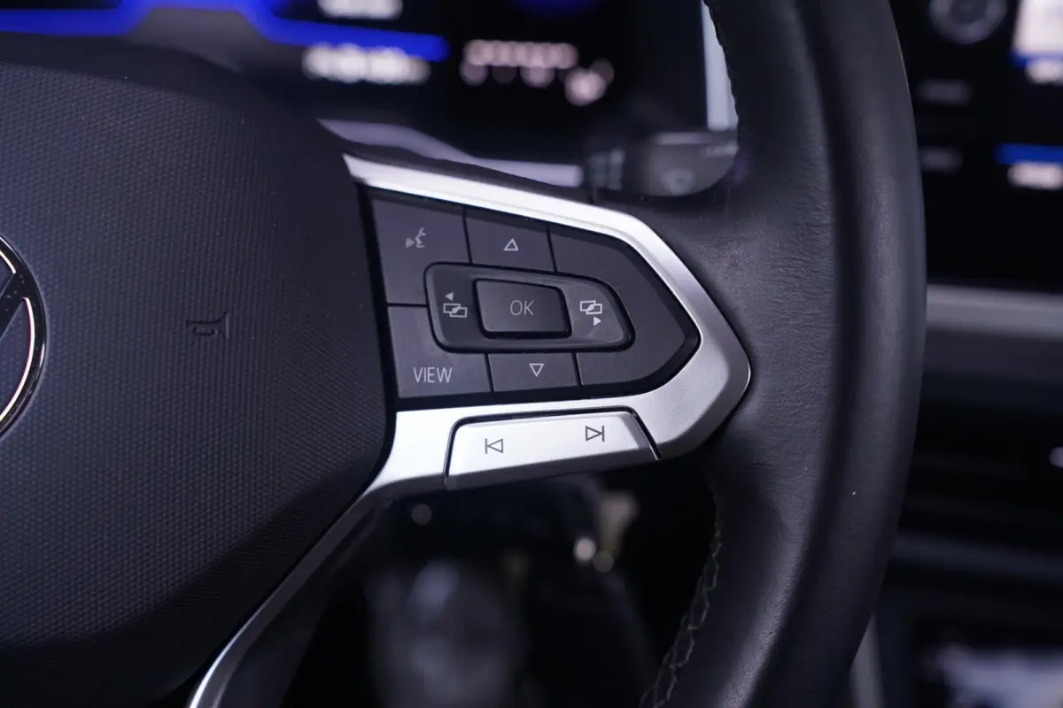 1.0 TSI Life Edition Navi Stoelverwarming Apple Carplay PDC v+a private-glas digi-cockpit cruise-controle LMV 15" DAB-ontvangst stuurbediening elektrische spiegelbediening en inklapbaar