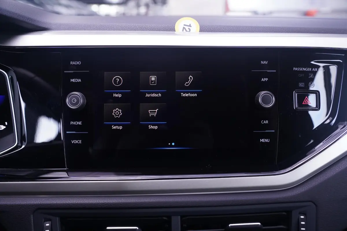1.0 TSI Life Edition Navi Stoelverwarming Apple Carplay PDC v+a private-glas digi-cockpit cruise-controle LMV 15" DAB-ontvangst stuurbediening elektrische spiegelbediening en inklapbaar