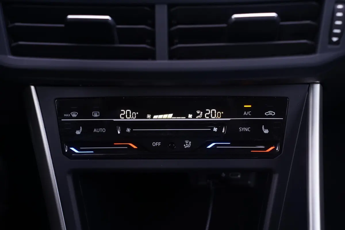 1.0 TSI Life Edition Navi Stoelverwarming Apple Carplay PDC v+a private-glas digi-cockpit cruise-controle LMV 15" DAB-ontvangst stuurbediening elektrische spiegelbediening en inklapbaar