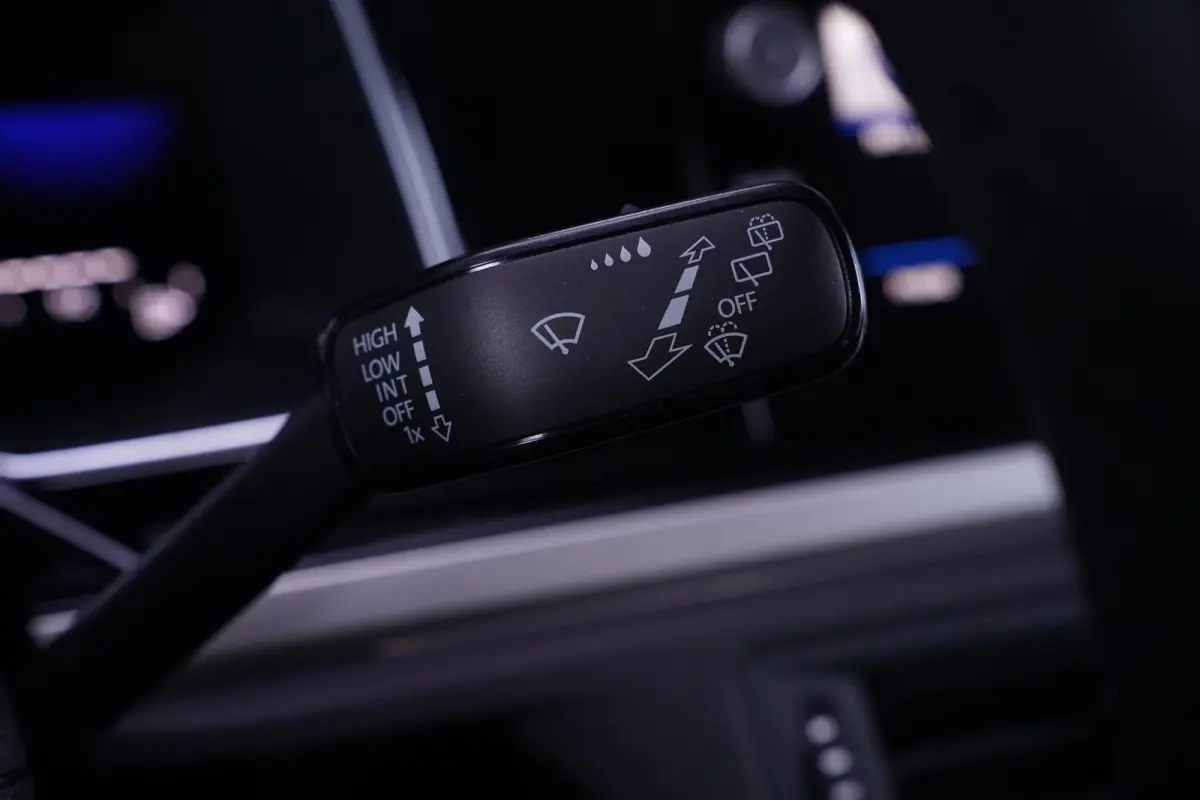 1.0 TSI Life Edition Navi Stoelverwarming Apple Carplay PDC v+a private-glas digi-cockpit cruise-controle LMV 15" DAB-ontvangst stuurbediening elektrische spiegelbediening en inklapbaar