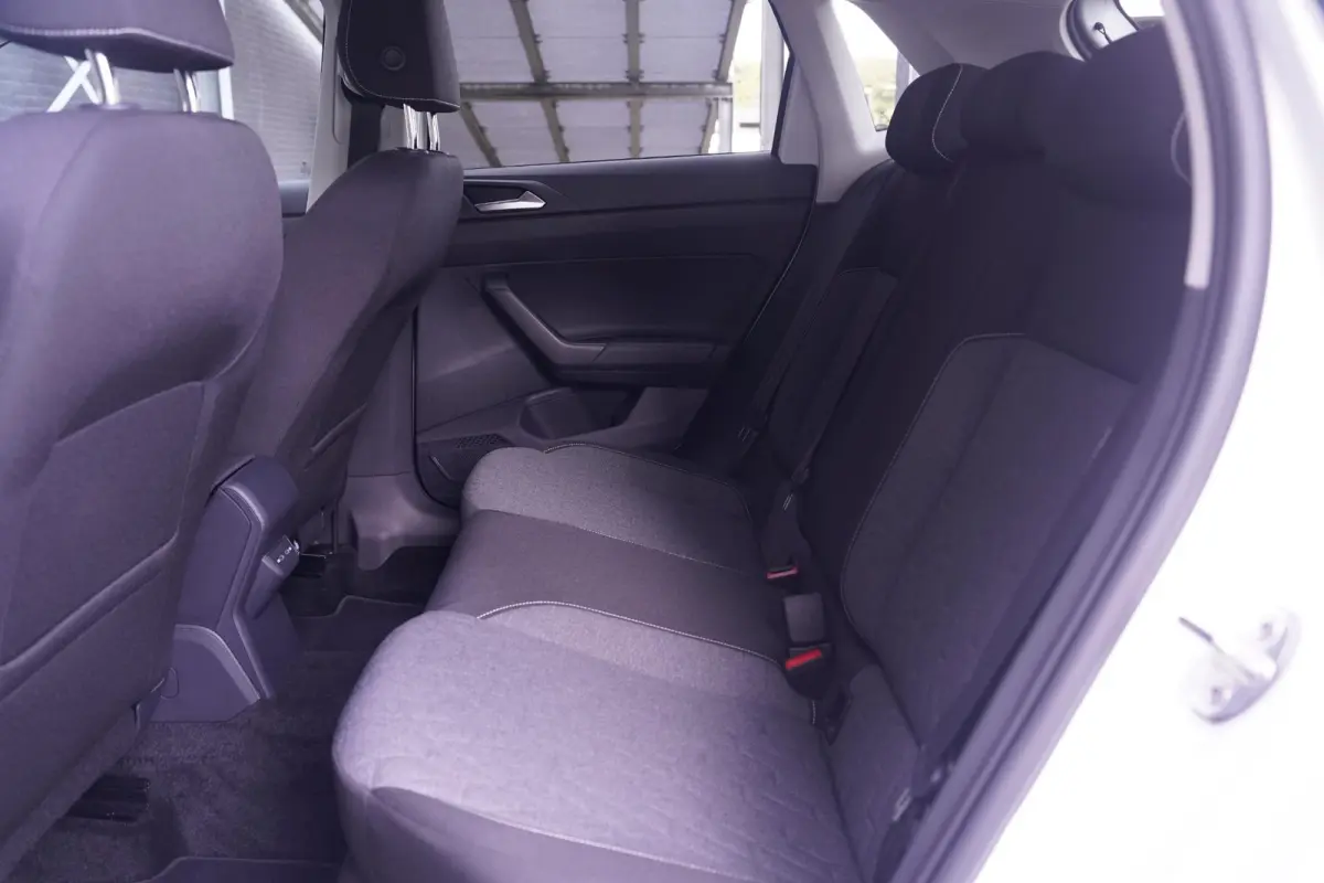 1.0 TSI Life Edition Navi Stoelverwarming Apple Carplay PDC v+a private-glas digi-cockpit cruise-controle LMV 15" DAB-ontvangst stuurbediening elektrische spiegelbediening en inklapbaar