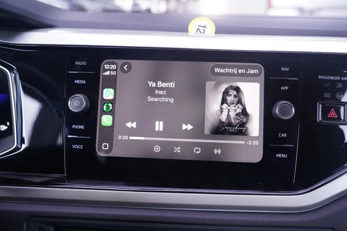 1.0 TSI Life Edition Navi Stoelverwarming Apple Carplay PDC v+a private-glas digi-cockpit cruise-controle LMV 15" DAB-ontvangst stuurbediening elektrische spiegelbediening en inklapbaar