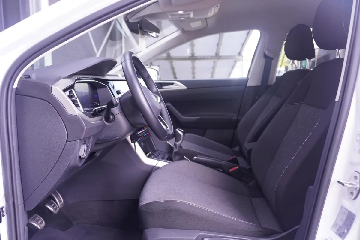 1.0 TSI Life Edition Navi Stoelverwarming Apple Carplay PDC v+a private-glas digi-cockpit cruise-controle LMV 15" DAB-ontvangst stuurbediening elektrische spiegelbediening en inklapbaar