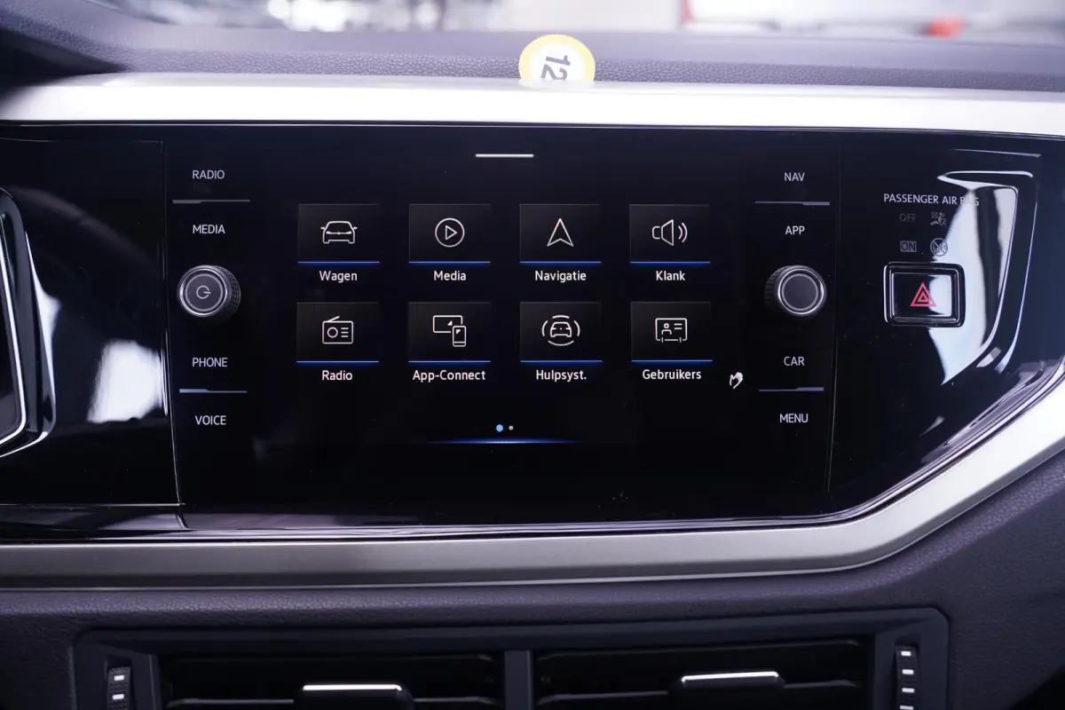 1.0 TSI Life Edition Navi Stoelverwarming Apple Carplay PDC v+a private-glas digi-cockpit cruise-controle LMV 15" DAB-ontvangst stuurbediening elektrische spiegelbediening en inklapbaar